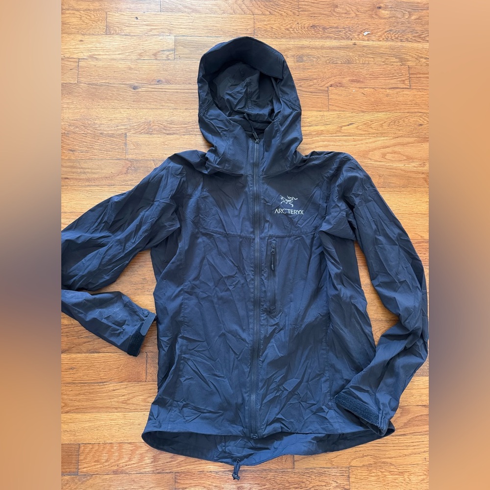 Arc'teryx Women's Black Squamish packable Jacket - size medium